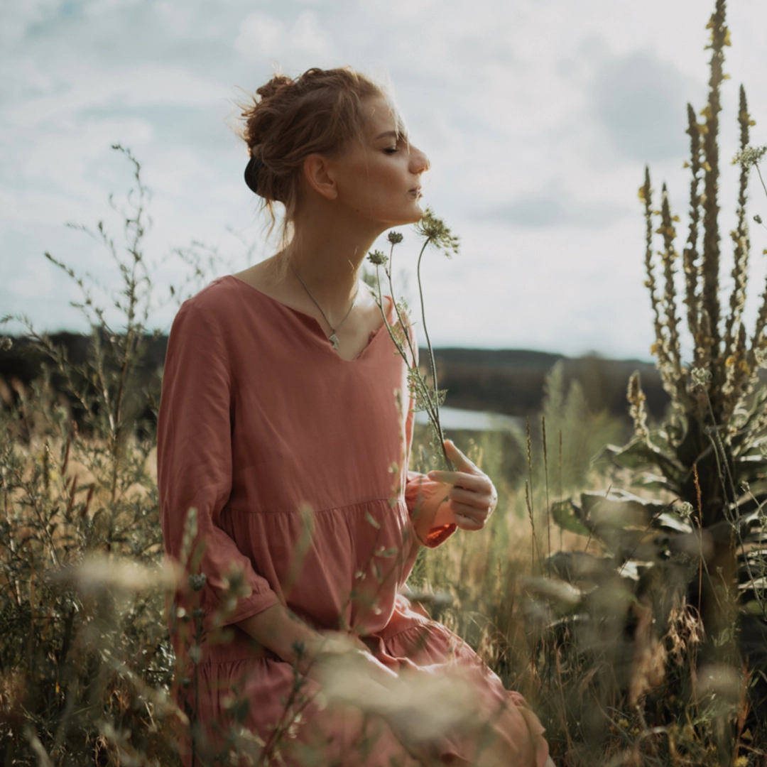 kobieta siedzi na łące