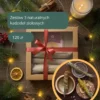 Magiczny zestaw kadzideł słowiańskich w świątecznym opakowaniu przewiązany ozdobną wstążką.