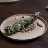 slowianskie-kadzidlo-rytualne kadzidło słowiańskie do ceremonii położone na drewnianym podstawku