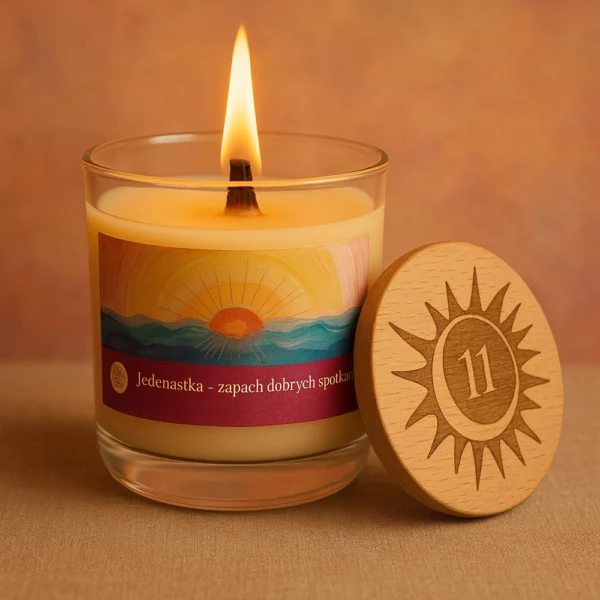 duza-swieca-sojowa-jedenastka-250-ml naturalna-swieca-sojowa-inspirowana-kobieca-przestrzenia-Jedenastka-wosk-w-szklanym-pojemniku-z-drewniana-zakretka-z-logo-Jedenastka-drewniany-knot-250-ml