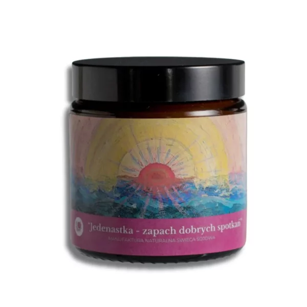 mala-naturalna-swieca-sojowa--inspirowana-kobieca-przestrzenia-Jedenastka-w-szklanym-ciemnym-pojemniku-z-zakretka-drewniany-knot-biale-tlo-120-ml