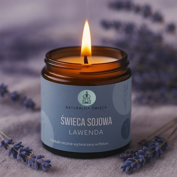 naturalna-swieca-sojowa-o-zapachu-lawendy-w-szklanym-ciemnym-pojemniku-drewniany-zapalony-knot-w-tle-kwiaty-lawendy-120-ml