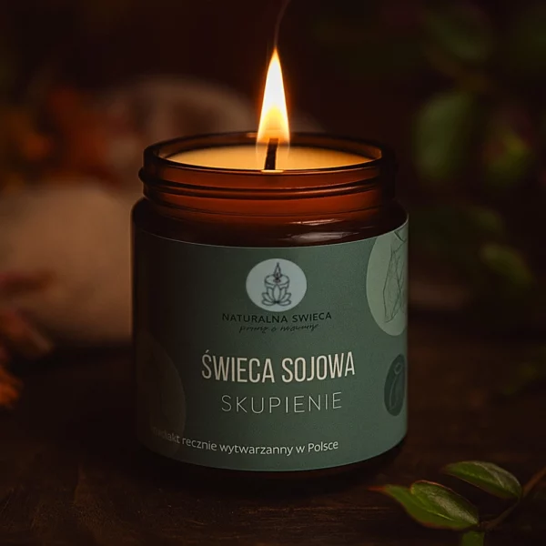 naturalna-swieca-sojowa-wzmacnia-skupienie-i-uwaznosc-w-szklanym-ciemnym-pojemniku-drewniany-zapalony-knot-120-ml
