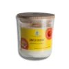 naturalna-swieca-sojowa-szarlotka-250-ml naturalna-swieca-sojowa-o-zapachu-jablka-cynamonu-wanilii-w-szklanym-pojemniku-z-drewniana-pokrywka-250-ml-na-bialym-tle