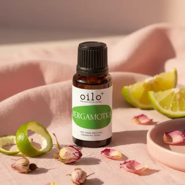 olejek-bergamotka-oilo-bio-5-ml-na-stres-i-nastroj Olejek z bergamotki Oilo Bio 5 ml obok świeżego owocu bergamotki i liści