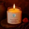 swieca-sojowa-czerwona-czakra-podstawy naturalana-swieca-sojowa-balansujaca-czakre-podstawy-czerwony-wosk-w-szkalnym-sloiczku-zapalony-knot-nastrojowe-ciemne-tlo