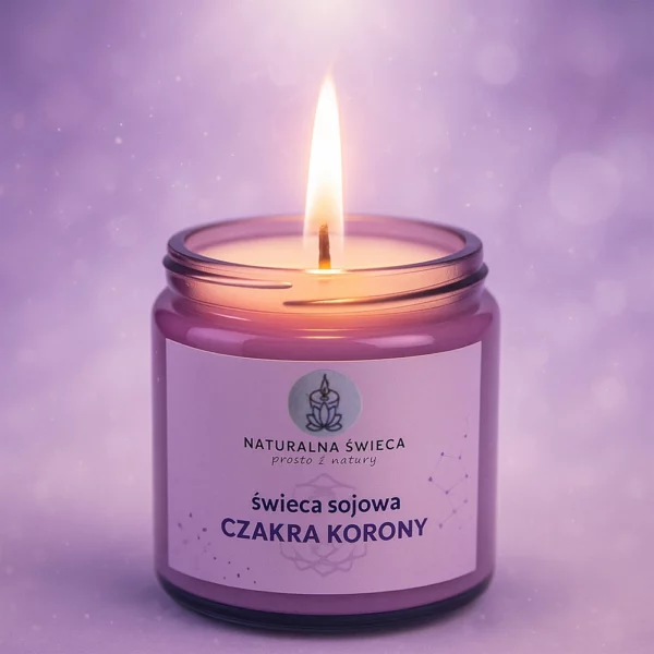 swieca-sojowa-fioletowa-czakra-korony naturalna-swieca-sojowa-czakra-korony-w-szklanym-sloiczku-w-intencji-harmonizowania-energii-czakry-korony-zapalona-swieca-na-fioletowym-tle-symbolem-duchowosci-i-spokoju