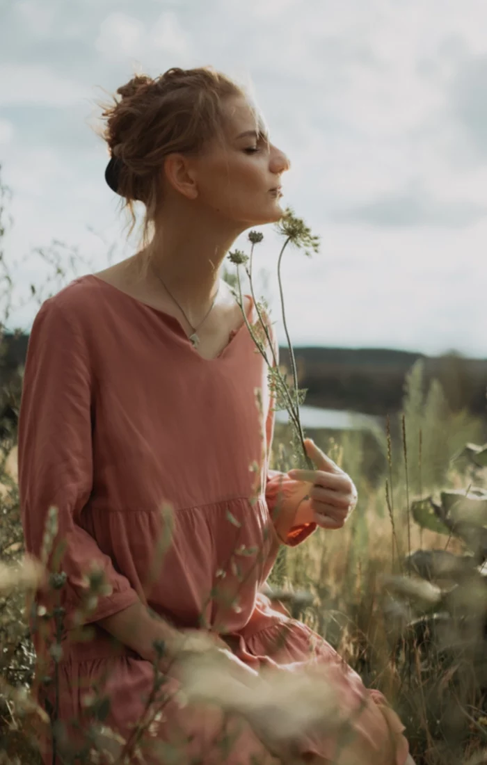 kobieta siedzi na łące